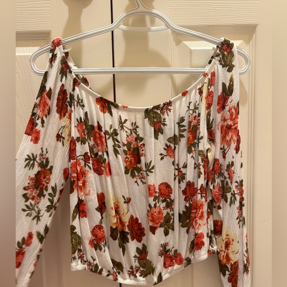 Cute slightly cropped two pack blouses 🌸💘